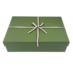 Zaļas dāvanu kastes ar lenti