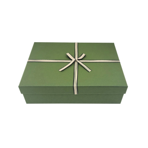 Zaļas dāvanu kastes ar lenti