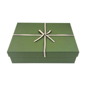 Zaļas dāvanu kastes ar lenti