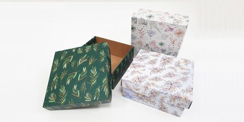 Microcorrugated boxes with design