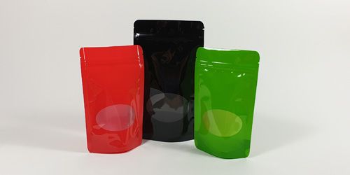 Krāsaini maisi ar logu un zip-lock aizdari